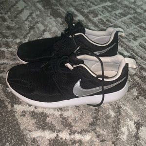 Nike women’s Roshe
